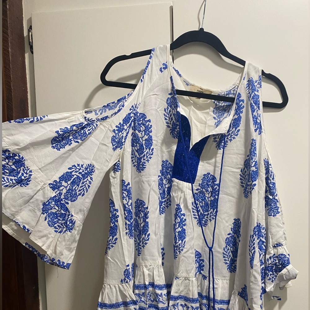 entro White and Blue Cold-Shoulder Printed Tunic